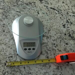 Electronic scale battery operated, like new, compact and accurate
